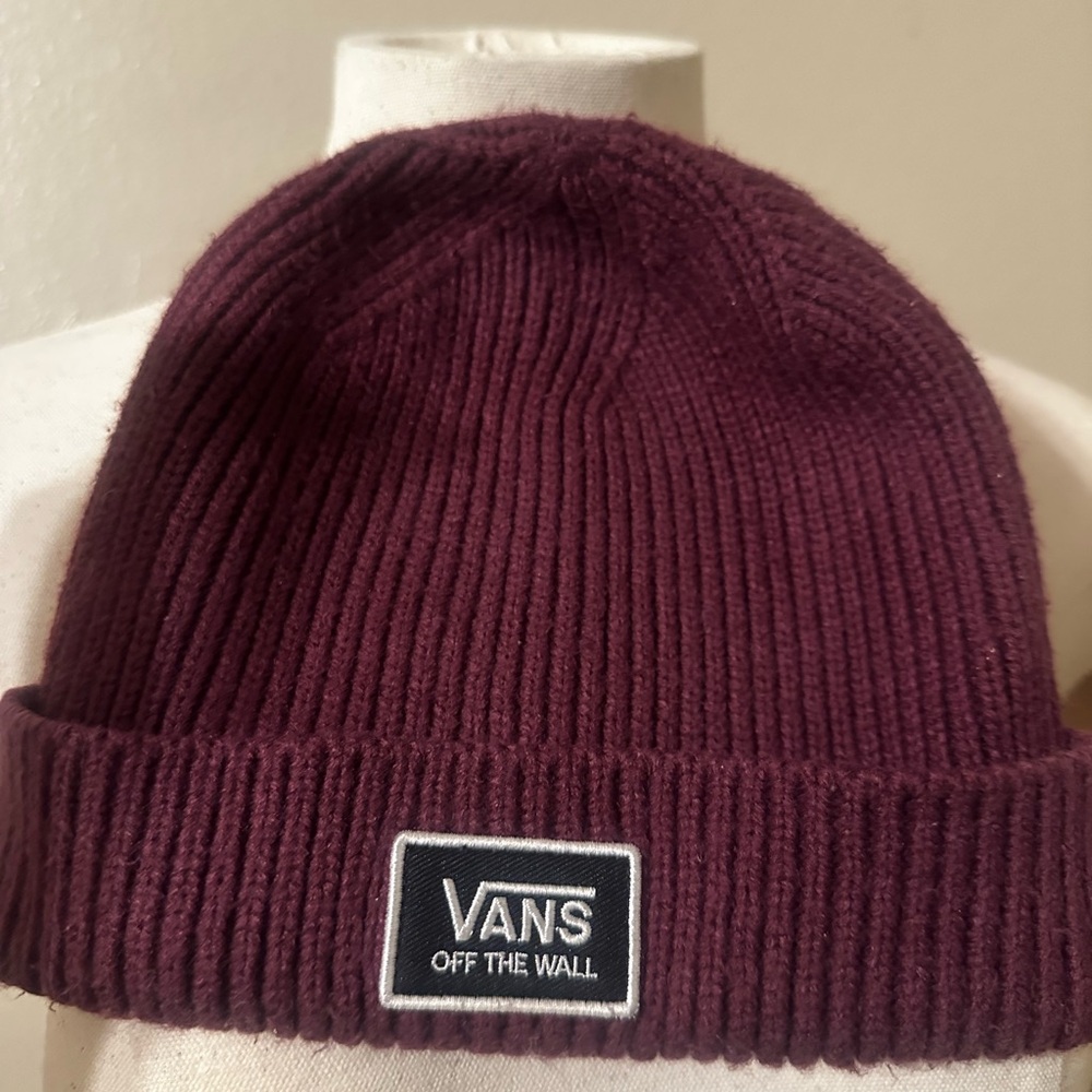 Vans Off The Wall Burgundy Ribbed Knit Beanie –‎ One Size